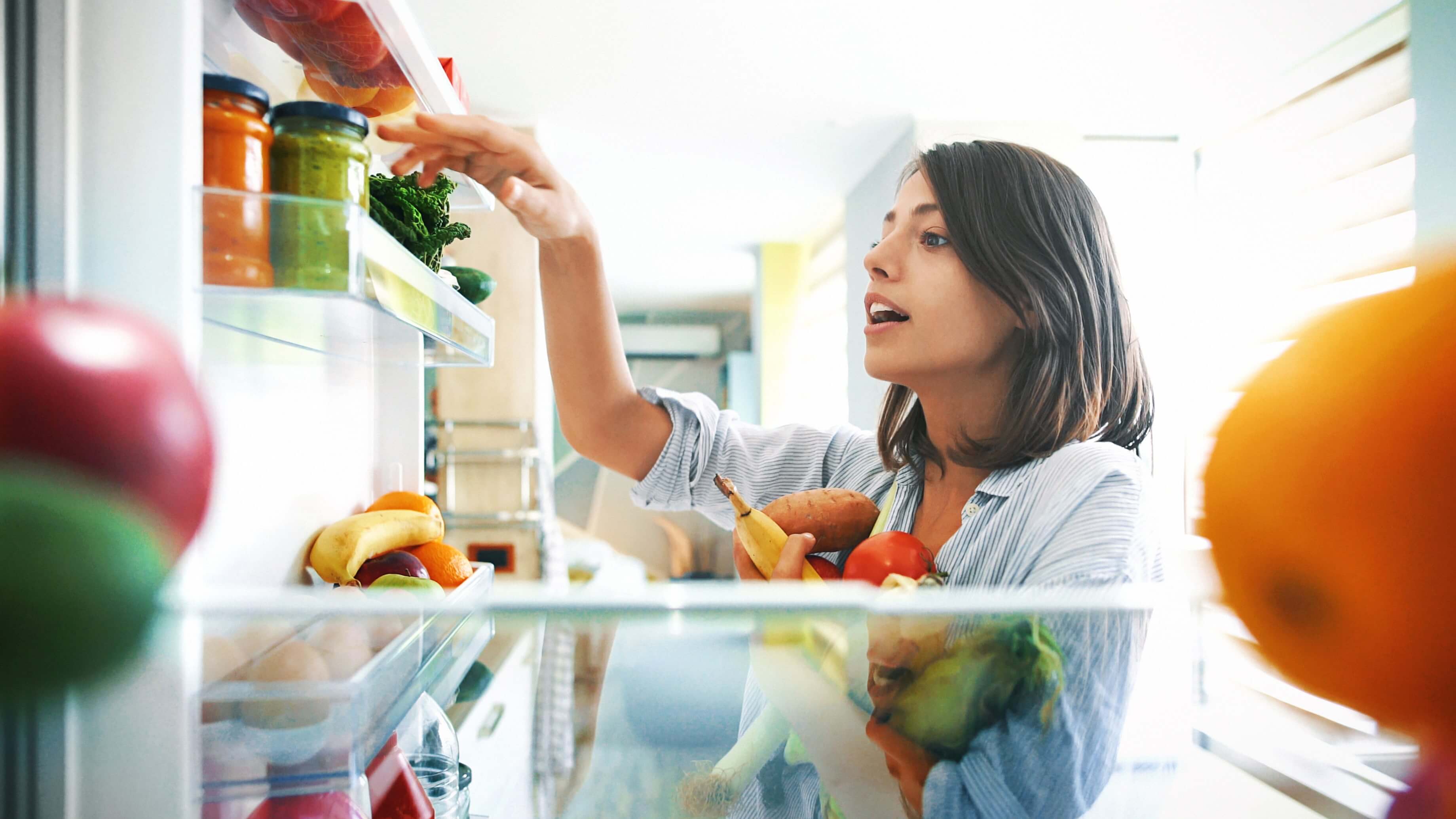 Вторая жизнь продуктов. Холодильник с продуктами. Открытый холодильник с едой. Холодильник для овощей. Женщина у холодильника.
